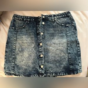 Super cute button up skirt. Size large